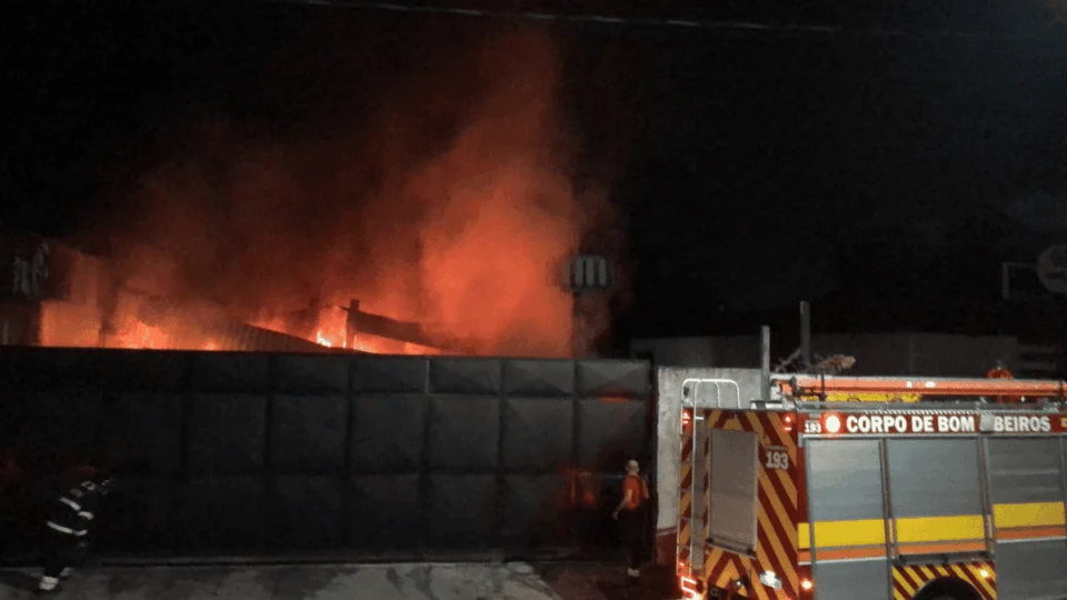 Incêndio atinge depósito da empresa Amec na zona leste de Manaus; veja vídeo