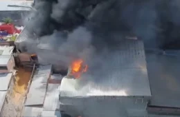 Avenida é interditada após incêndio de grandes proporções na zona Leste de Manaus