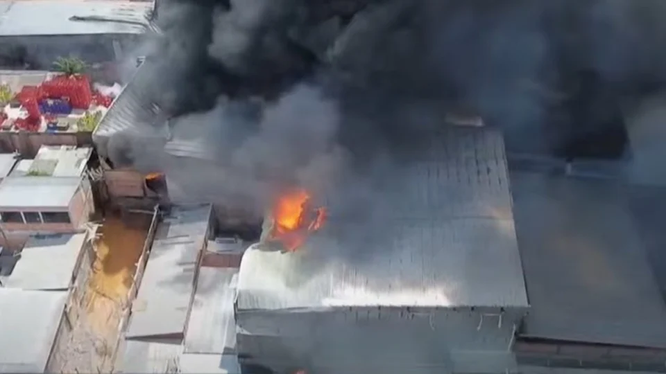 Avenida é interditada após incêndio de grandes proporções na zona Leste de Manaus