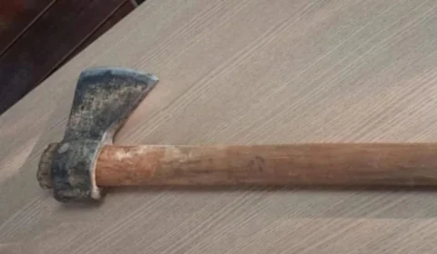 Jovem é preso suspeito de matar padrasto de 71 anos a golpes de machado no AM