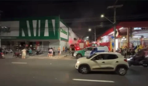 Loja de descartáveis é destruída por incêndio de grandes proporções em Manaus