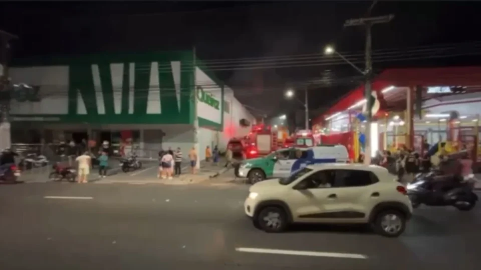 Loja de descartáveis é destruída por incêndio de grandes proporções em Manaus