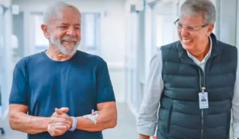 Lula aparece caminhando por corredor do hospital: ‘estou firme e forte’