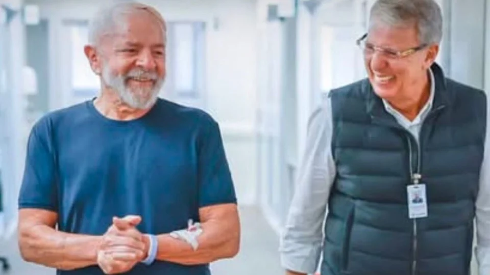 Lula aparece caminhando por corredor do hospital: ‘estou firme e forte’