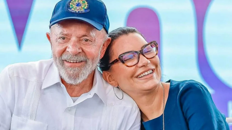 ‘Angústia deu espaço para tranquilidade’, diz Janja após cirurgia de Lula