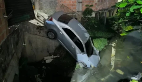 Motorista supostamente embriagado cai com carro em igarapé em Manaus