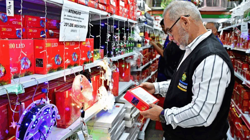 ‘Natal Seguro’ mais de 2,5 mil produtos irregulares são apreendidos em Manaus
