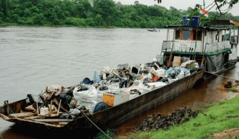 Voluntários retiram toneladas de lixo do rio Guaporé em RO