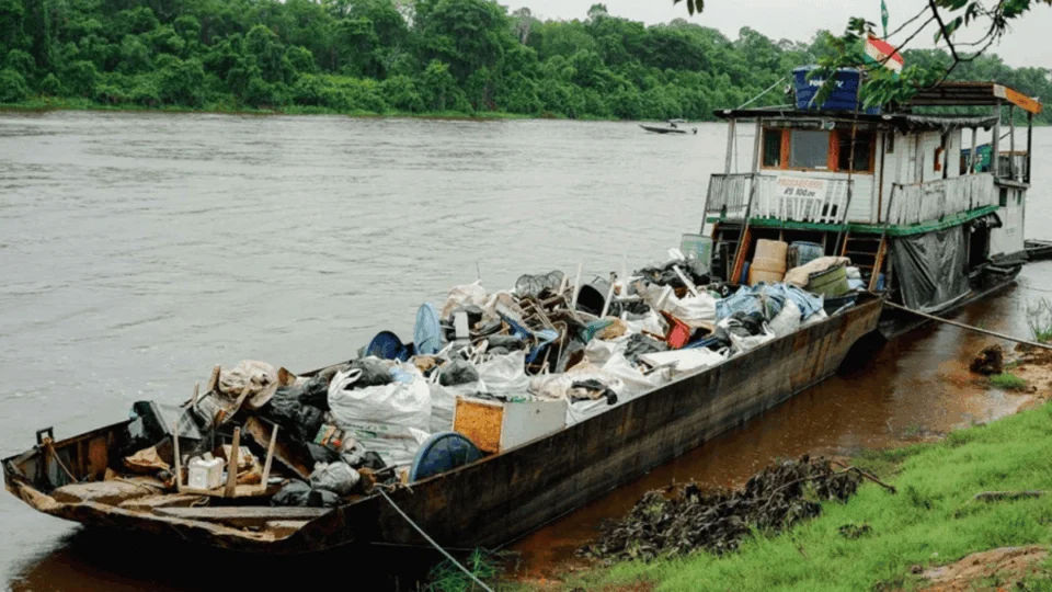 Voluntários retiram toneladas de lixo do rio Guaporé em RO