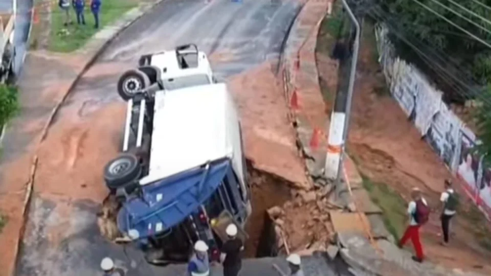 Confira as rotas alternativas para evitar trecho interditado por cratera em Manaus