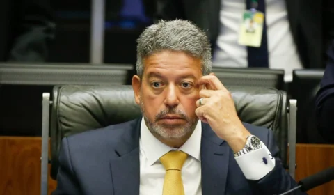 Arthur Lira adia entrega de relatório do IR em meio à tensão com o governo