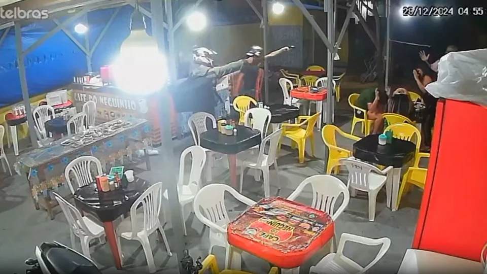VÍDEO: criminosos assaltam café regional em Manaus
