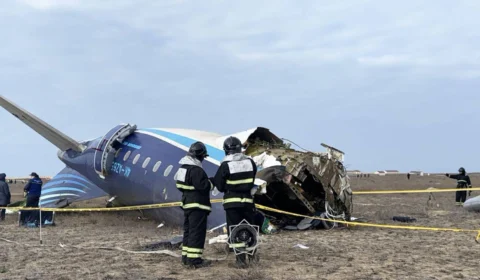 Avião da Embraer cai no Cazaquistão com 67 pessoas a bordo; veja vídeo