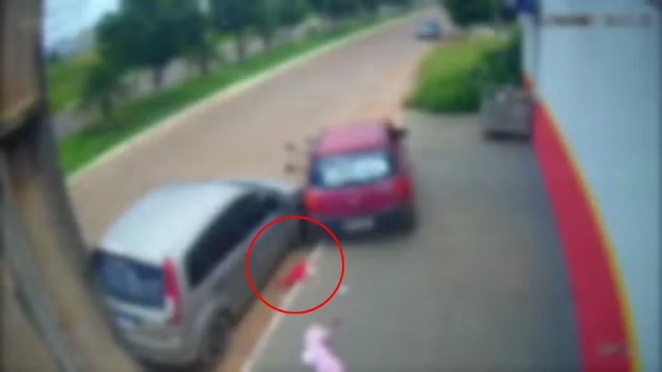 VÍDEO: carro atropela bebê ao invadir calçada em Vilhena, Rondônia
