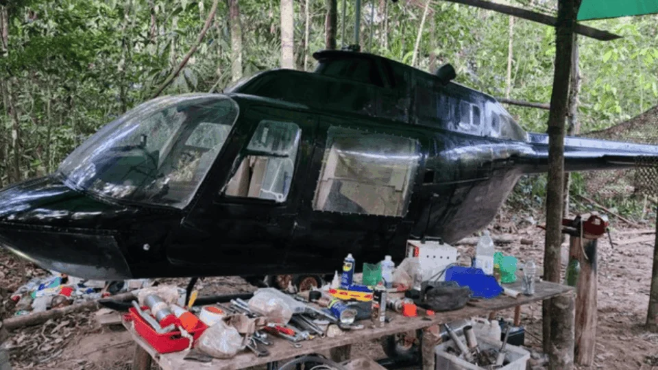 PRF e IBAMA desativam helicóptero clandestino em área de garimpo ilegal em Roraima