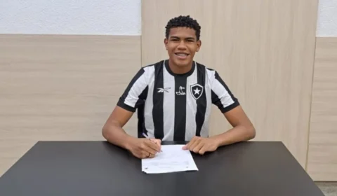 Promessa acreana: jovem goleiro de 16 anos assina contrato com o Botafogo