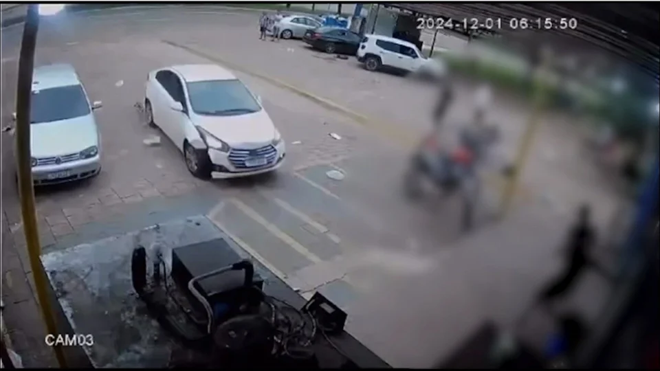 VÍDEO: veja momento em que carro invade distribuidora de bebidas em Palmas
