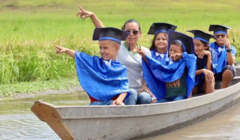 Superação: ribeirinhos de Itacoatiara fazem ensaio fotográfico de formatura do ABC em canoa