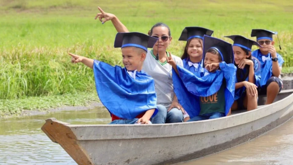 Superação: ribeirinhos de Itacoatiara fazem ensaio fotográfico de formatura do ABC em canoa