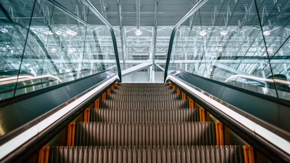 Após acidentes com pets, MPDFT recomenda medidas urgentes a shoppings sobre uso de escada rolante