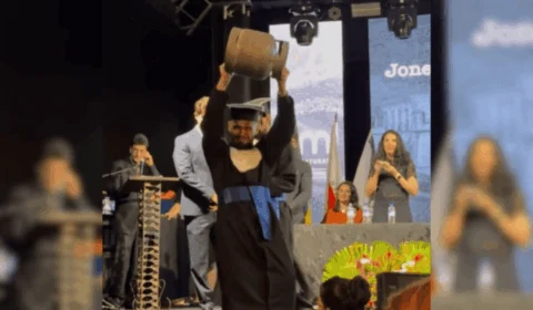 Vídeo: estudante emociona ao carregar botijão de gás em formatura para homenagear pai