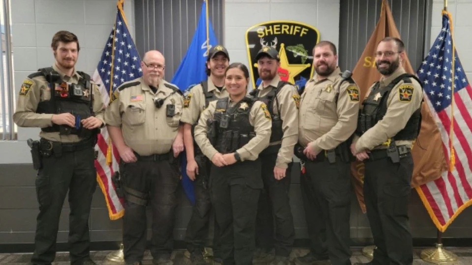 Criança telefona para emergência pedindo ajuda com lição de casa e policial tem melhor reação