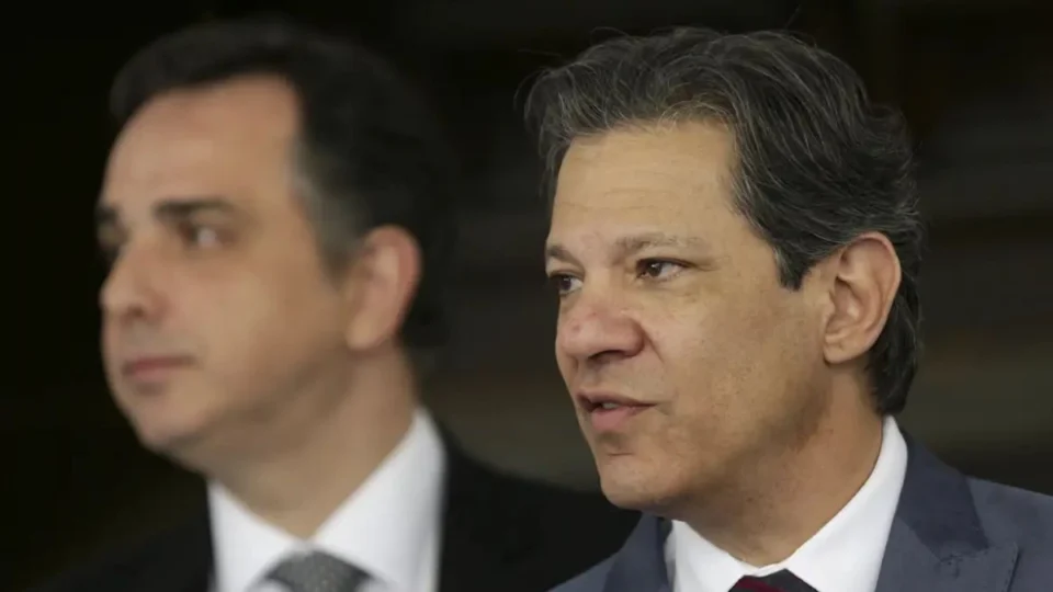Haddad e Pacheco se reúnem para discutir pacote de cortes