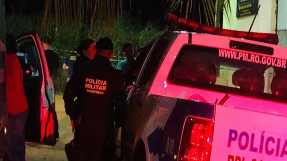 Homem é flagrado agredindo esposa na rua em Vilhena