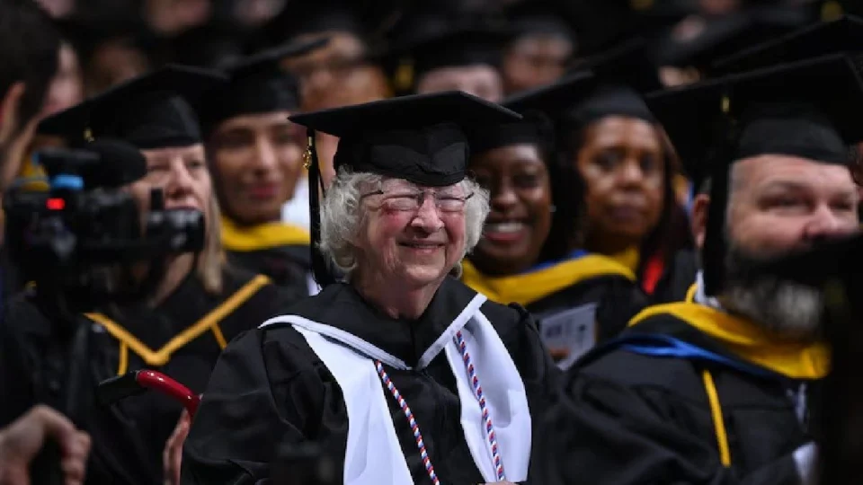 Aos 90, idosa fez da formatura um presente de aniversário e uma lição de vida