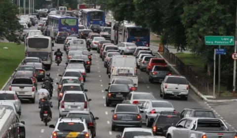 Motoristas que fizerem gestos obscenos no trânsito podem ser punidos; entenda projeto de lei