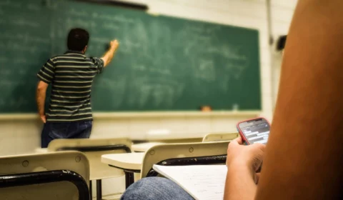 Lula sanciona lei que limita uso de celulares nas escolas; entenda o que muda