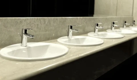 Jovem fica ferido após ter relação sexual em banheiro de metrô em Salvador e quebrar pia