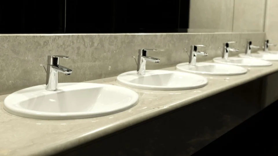 Jovem fica ferido após ter relação sexual em banheiro de metrô em Salvador e quebrar pia