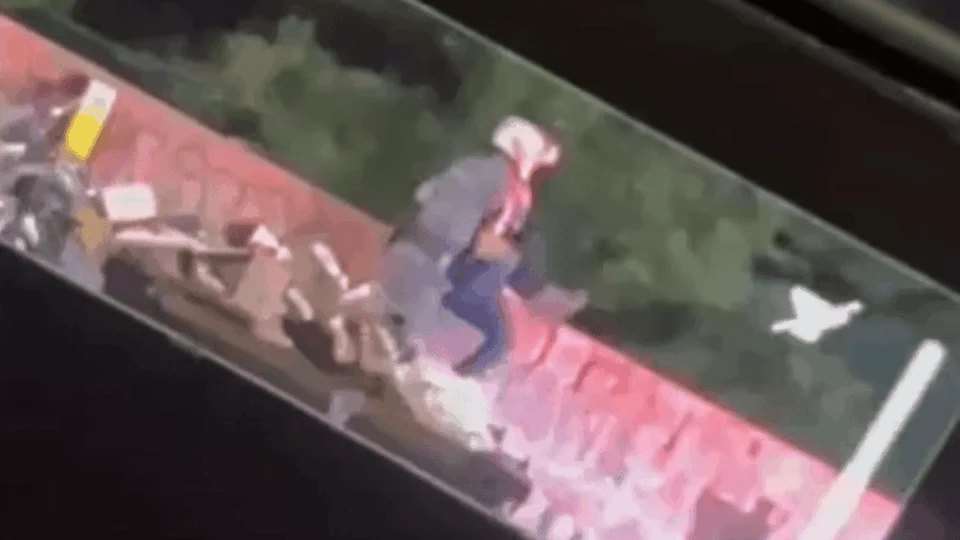 PM que jogou homem da ponte é preso após prestar depoimento