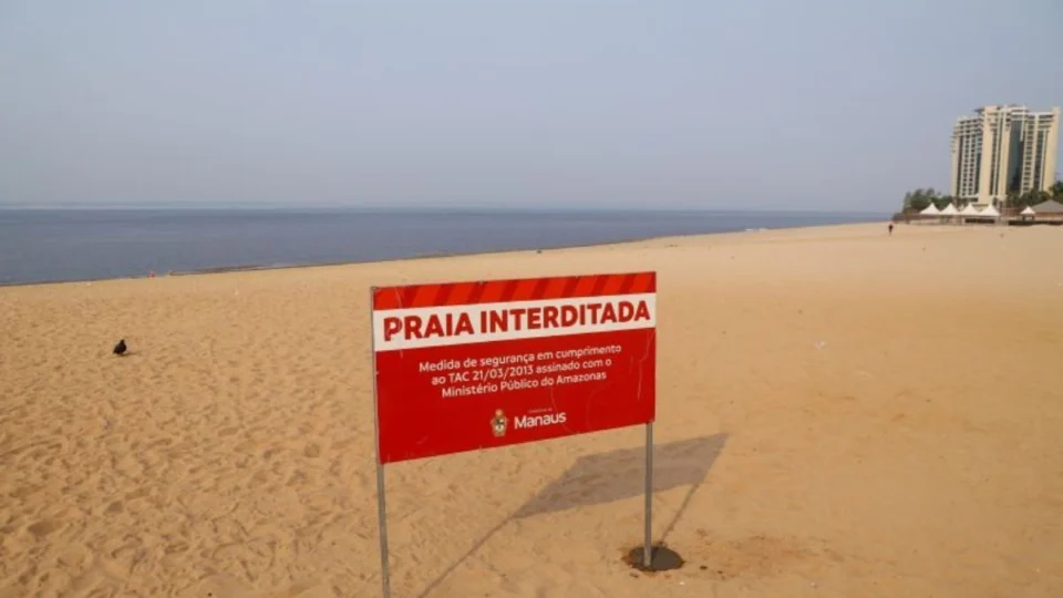 Praia da Ponta Negra vai continuar proibida para banho durante as festividades em Manaus