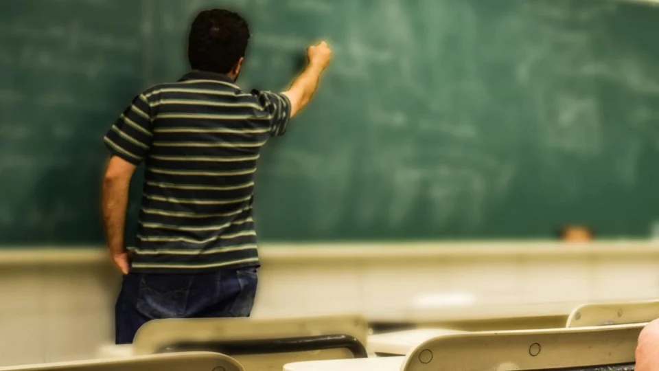 Semed abre processo seletivo 2025 para contratação de professores; veja edital