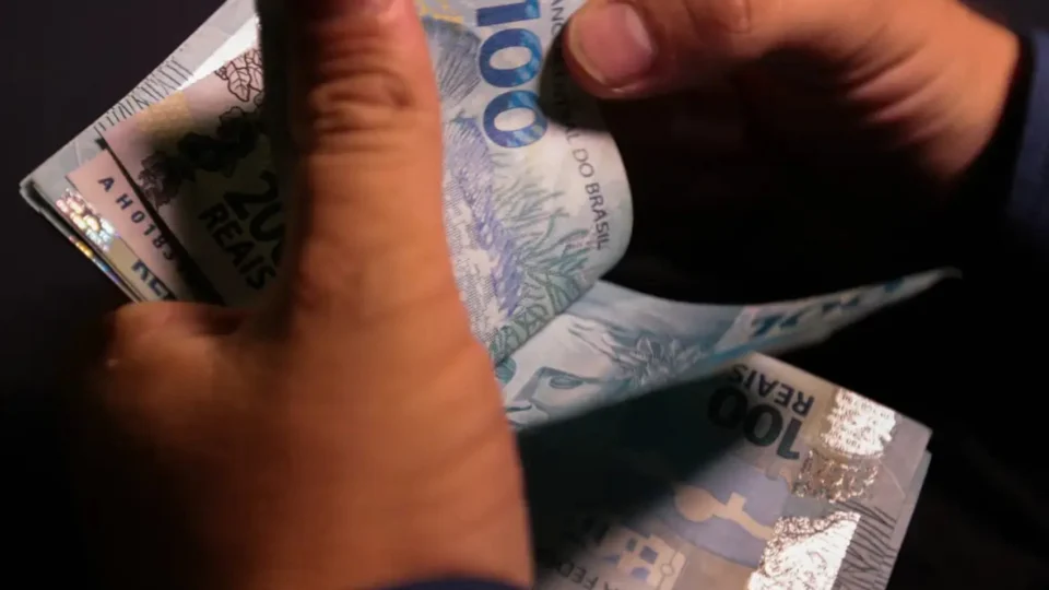 Salário mínimo de R$ 1.518: quem ganha e como o aumento impacta programas sociais?