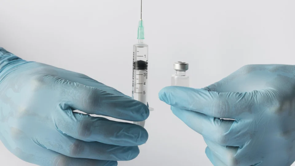 Rússia desenvolve vacina contra o câncer e distribuirá gratuitamente em 2025