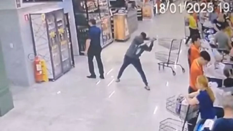 VÍDEO: Homem agride gerente de supermercado com pá e é preso
