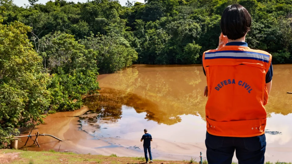 Despejo ilegal de 10 mil litros de óleo no Parque Cesamar, em Palmas, foi feito por empresa de construção
