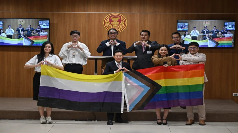 Centenas de casais LGBTQIA+ se casam na Tailândia após nova legislação