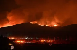 População foge de área da Califórnia após novo incêndio; estado está em alerta