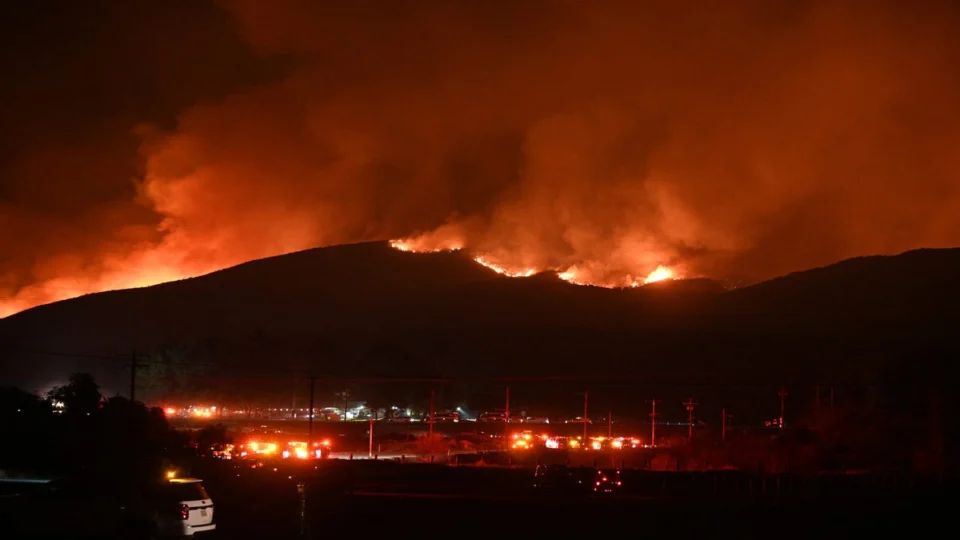 População foge de área da Califórnia após novo incêndio; estado está em alerta