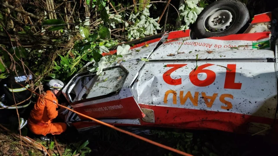 Ambulância do Samu capota na BR-174, deixa dois mortos e dois feridos
