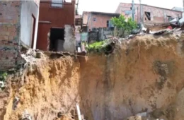 Barranco desliza e destrói duas casas após forte chuva em Manaus; veja vídeo