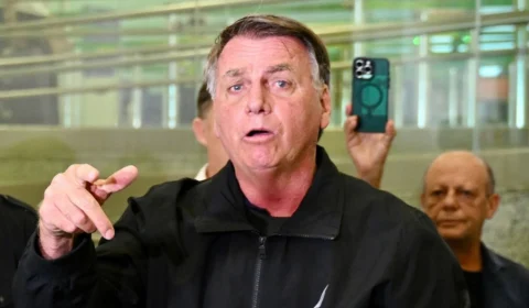 Bolsonaro chora no aeroporto após ser impedido de viajar para a posse de Trump