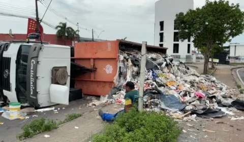 Caminhão carregado de lixo tomba no bairro Nova Cidade, em Manaus