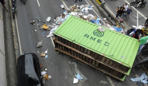 Caminhão com lixo tomba e causa congestionamento em Manaus