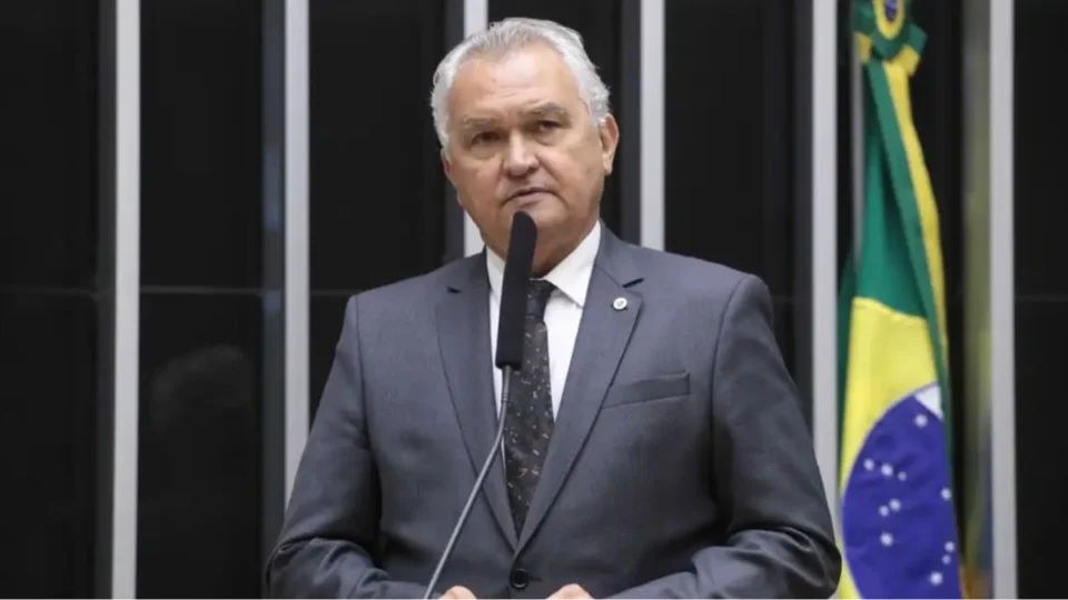 Saiba quem é o deputado condenado a pagar R$ 2 milhões por incentivar atos antidemocráticos