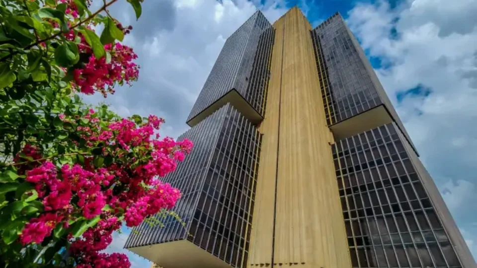 Entenda como o aumento da taxa Selic para 13,25% pode impactar o seu dia a dia